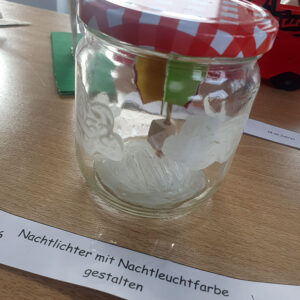 Nachtlichter mit Nachtleuchtfarbe gestalten