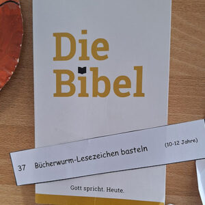 Bücherwurm-Lesezeichen basteln